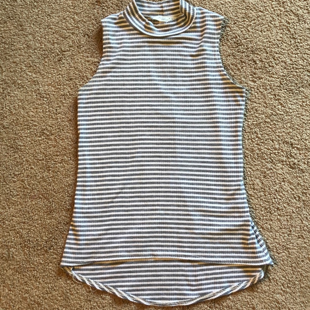 Sleeveless, grey and white mock turtleneck